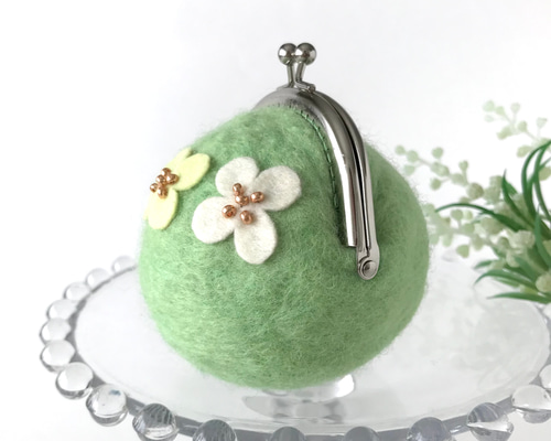 羊毛フェルト　がま口ホルダー　ブローチ　ハンドメイド 羊毛フェルト がま口ホルダー ブローチ ハンドメイド 羊毛