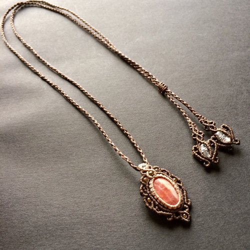 インカローズ（ロードクロサイト）のペンダント ネックレス マクラメ