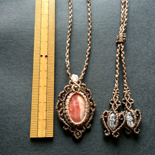 インカローズ（ロードクロサイト）のペンダント ネックレス マクラメ