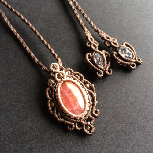 インカローズ（ロードクロサイト）のペンダント ネックレス マクラメ