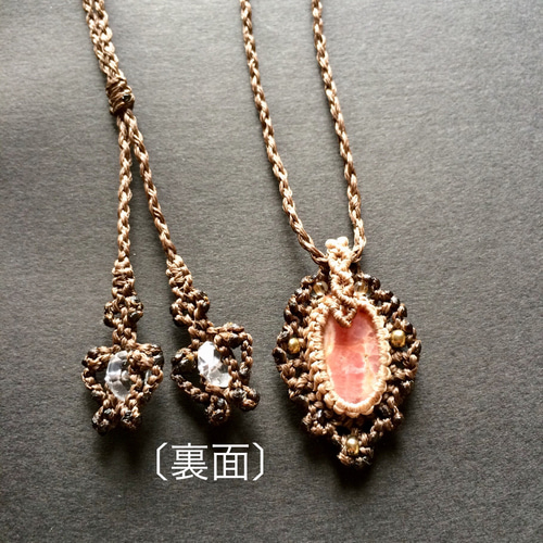 インカローズ（ロードクロサイト）のペンダント ネックレス マクラメ