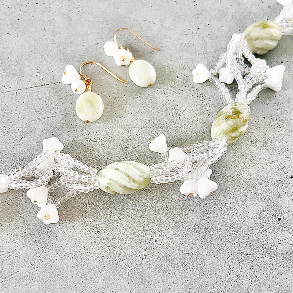 【天然石】淡いミントグリーン の ジェイド が美しい ピアス   / 春色　自然 5枚目の画像