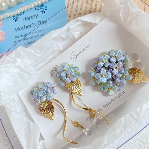 しっとり紫陽花のブローチ【青】ふんわり手編み の アジサイ 雫 母の日