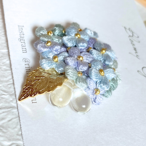 しっとり紫陽花のブローチ【青】ふんわり手編み の アジサイ 雫 母の日