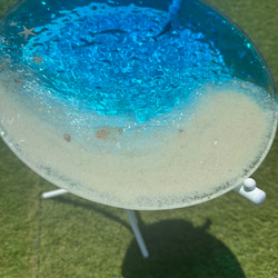新作　ペイズリーホワイトビーチ イルカの親子 ガラスガラスサイドテーブル丸 〜SEA  table 5枚目の画像