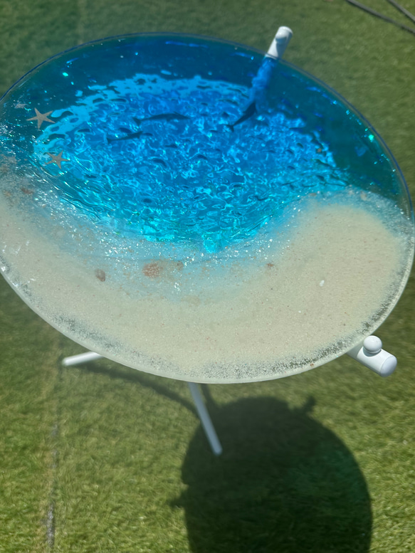 新作　ペイズリーホワイトビーチ イルカの親子 ガラスガラスサイドテーブル丸 〜SEA  table 5枚目の画像