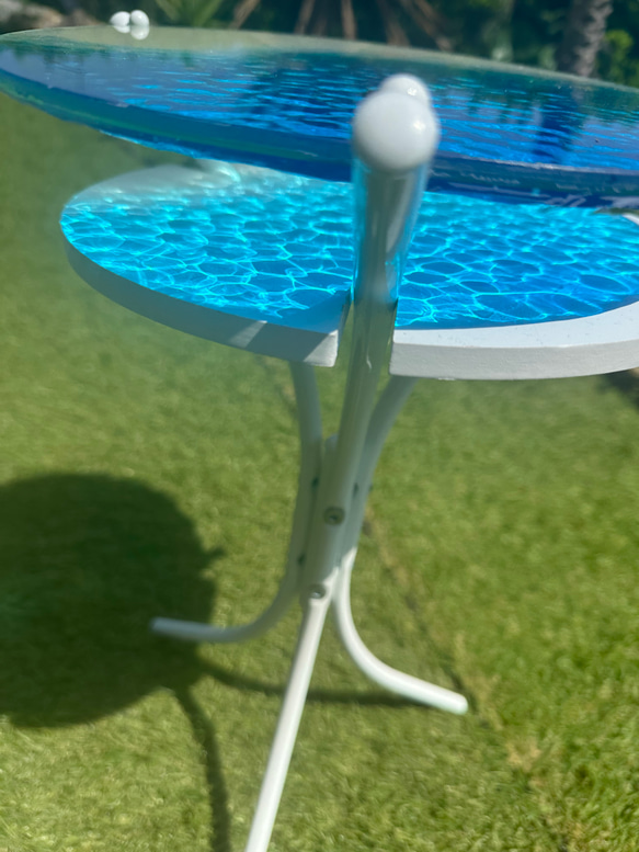 新作　ペイズリーホワイトビーチ イルカの親子 ガラスガラスサイドテーブル丸 〜SEA  table 4枚目の画像