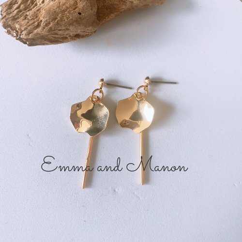 179 ブラック✖︎ゴールド花びらの華やかアクセ ピアスorイヤリング