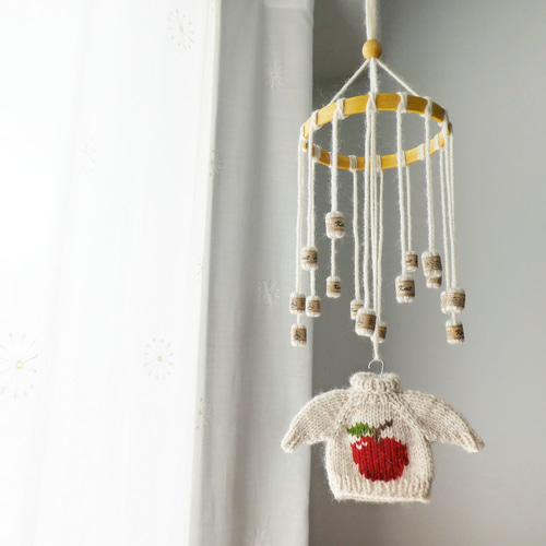 りんごのニットのモビール／小さなセーターとミニチュア毛糸玉  