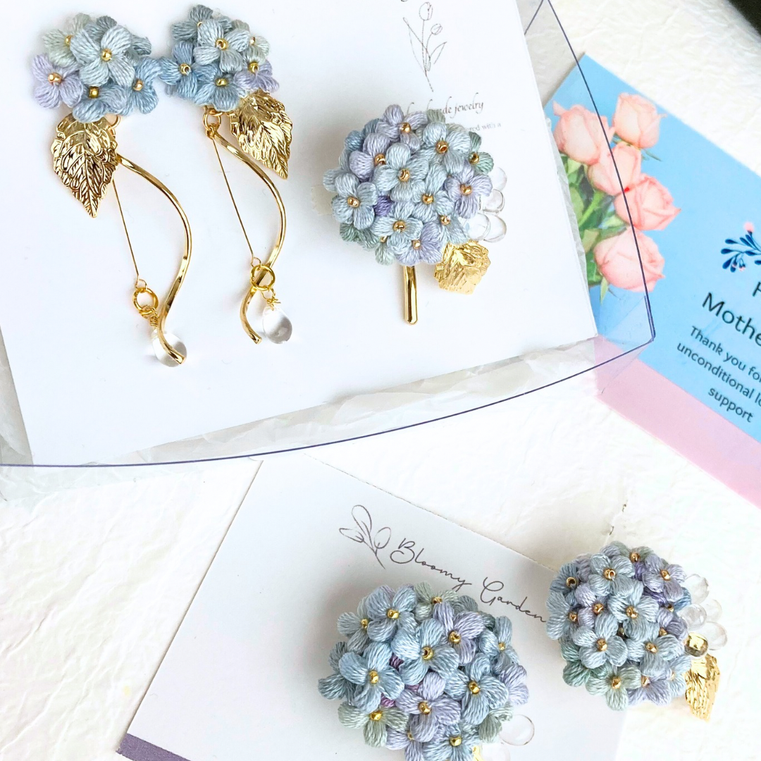 送料無料【しっとり紫陽花】選べる特別2点セット 母の日　ブローチ　耳飾り　ポニーフック　帯留め