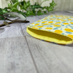 黄色いお花の薄型メガネケース　現物　送料込み 3枚目の画像