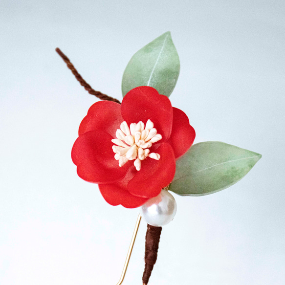 赤い椿のuピン 白椿　かんざし プラ板 髪飾り ヘアアクセサリー 紅椿 椿 パール 4枚目の画像