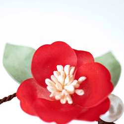 赤い椿のuピン 白椿　かんざし プラ板 髪飾り ヘアアクセサリー 紅椿 椿 パール 7枚目の画像