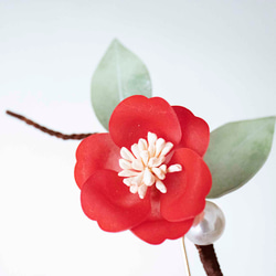 赤い椿のuピン 白椿　かんざし プラ板 髪飾り ヘアアクセサリー 紅椿 椿 パール 6枚目の画像