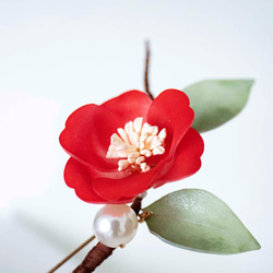 赤い椿のuピン 白椿　かんざし プラ板 髪飾り ヘアアクセサリー 紅椿 椿 パール 1枚目の画像