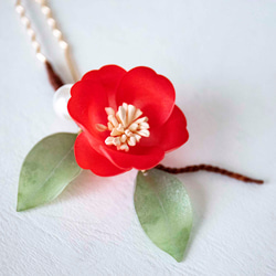赤い椿のuピン 白椿　かんざし プラ板 髪飾り ヘアアクセサリー 紅椿 椿 パール 3枚目の画像