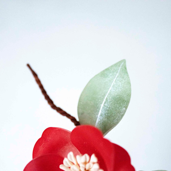 赤い椿のuピン 白椿　かんざし プラ板 髪飾り ヘアアクセサリー 紅椿 椿 パール 5枚目の画像