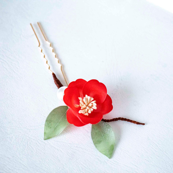 赤い椿のuピン 白椿　かんざし プラ板 髪飾り ヘアアクセサリー 紅椿 椿 パール 8枚目の画像