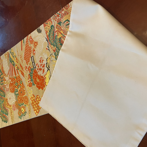丸帯テーブルランナー 豪華刺繍 花嫁衣装の丸帯から作ったタッセル付き正絹テーブルランナー