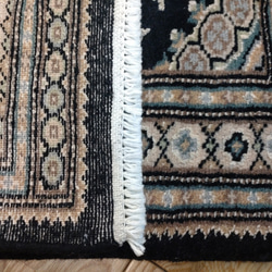 厚みは薄くて軽くて小さく畳める　パキスタン絨毯　シルクタッチ　玄関マット　ブラック　91x63cm　 10枚目の画像