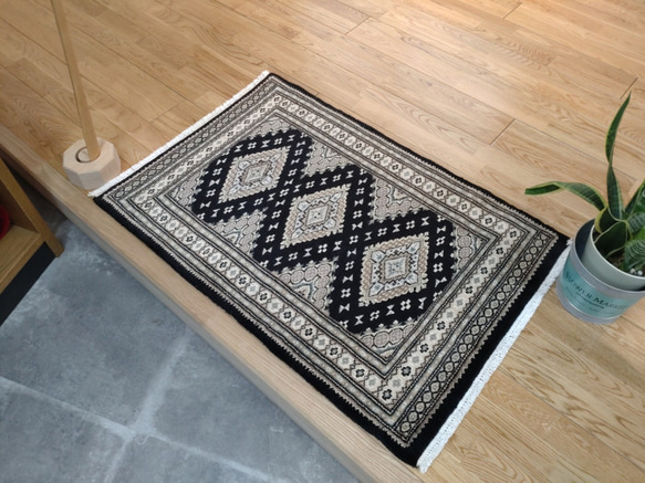 厚みは薄くて軽くて小さく畳める　パキスタン絨毯　シルクタッチ　玄関マット　ブラック　91x63cm　 2枚目の画像