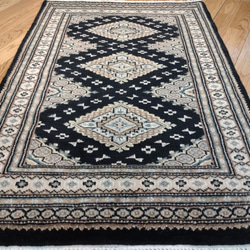 厚みは薄くて軽くて小さく畳める　パキスタン絨毯　シルクタッチ　玄関マット　ブラック　91x63cm　 6枚目の画像