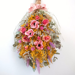 母の日ギフト・ピンクのアネモネとミニ薔薇、ミモザの華やかで可愛いアーティシャル・ブリザーブド・ドライフラワースワッグ 2枚目の画像