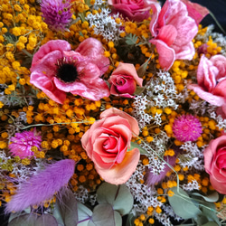 母の日ギフト・ピンクのアネモネとミニ薔薇、ミモザの華やかで可愛いアーティシャル・ブリザーブド・ドライフラワースワッグ 6枚目の画像
