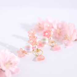 花降る＊花より団子　刺繍糸が織りなす桜のイヤーカフ 14枚目の画像