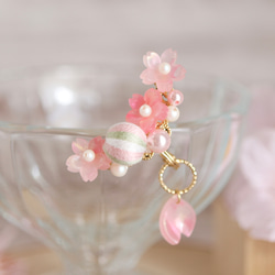 花降る＊花より団子　刺繍糸が織りなす桜のイヤーカフ 10枚目の画像