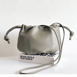 本革 巾着ショルダーバッグ 名入れ キーホルダー付き レザーバッグ