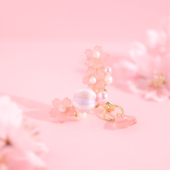花降る＊春はあけぼの　刺繍糸が織りなす桜のイヤーカフ 5枚目の画像