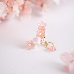 花降る＊春はあけぼの　刺繍糸が織りなす桜のイヤーカフ 1枚目の画像