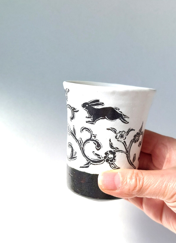 モノトーンの絵柄が素敵なカップ　　花唐草兎　フリーカップ　　陶器 9枚目の画像
