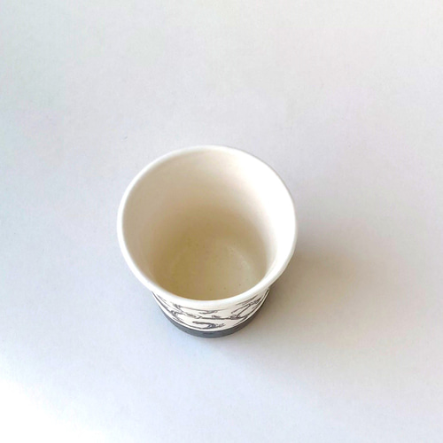 モノトーンの絵柄が素敵なカップ 花唐草兎 フリーカップ 陶器 モノトーンの絵柄が素敵なカップ 花唐草兎 フリーカップ 陶器