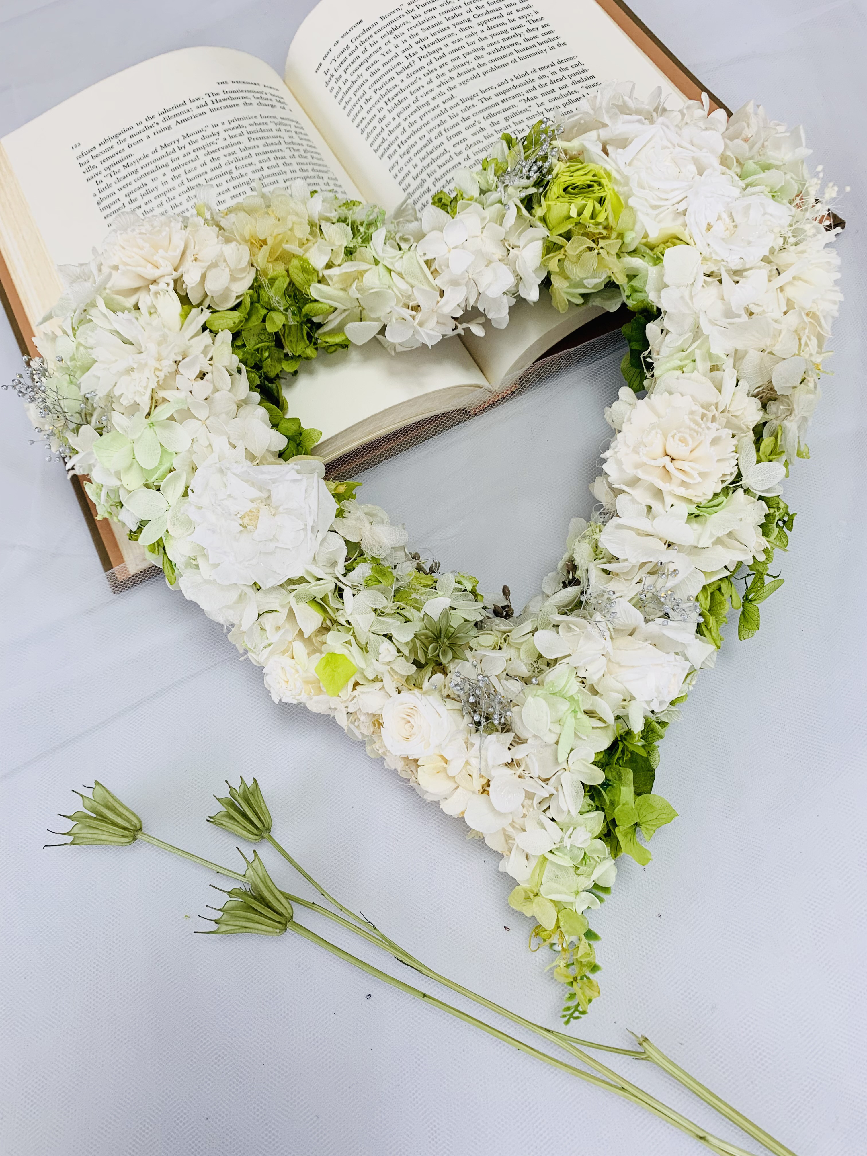 ホワイト&グリーンのハートリース、プリザーブドフラワー