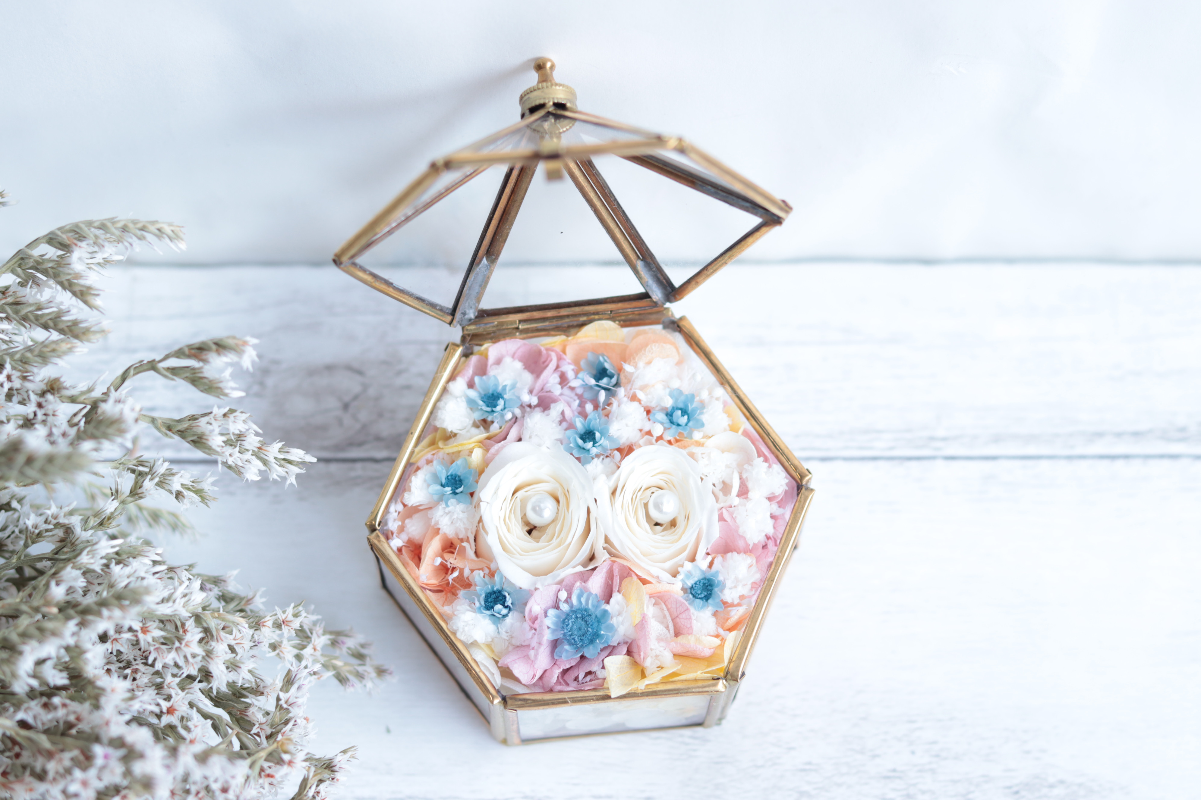 【カラーオーダーＯＫ】“ホワイト＆カラフルパステル”テント型アンティークガラスケースのリングピロー（S）