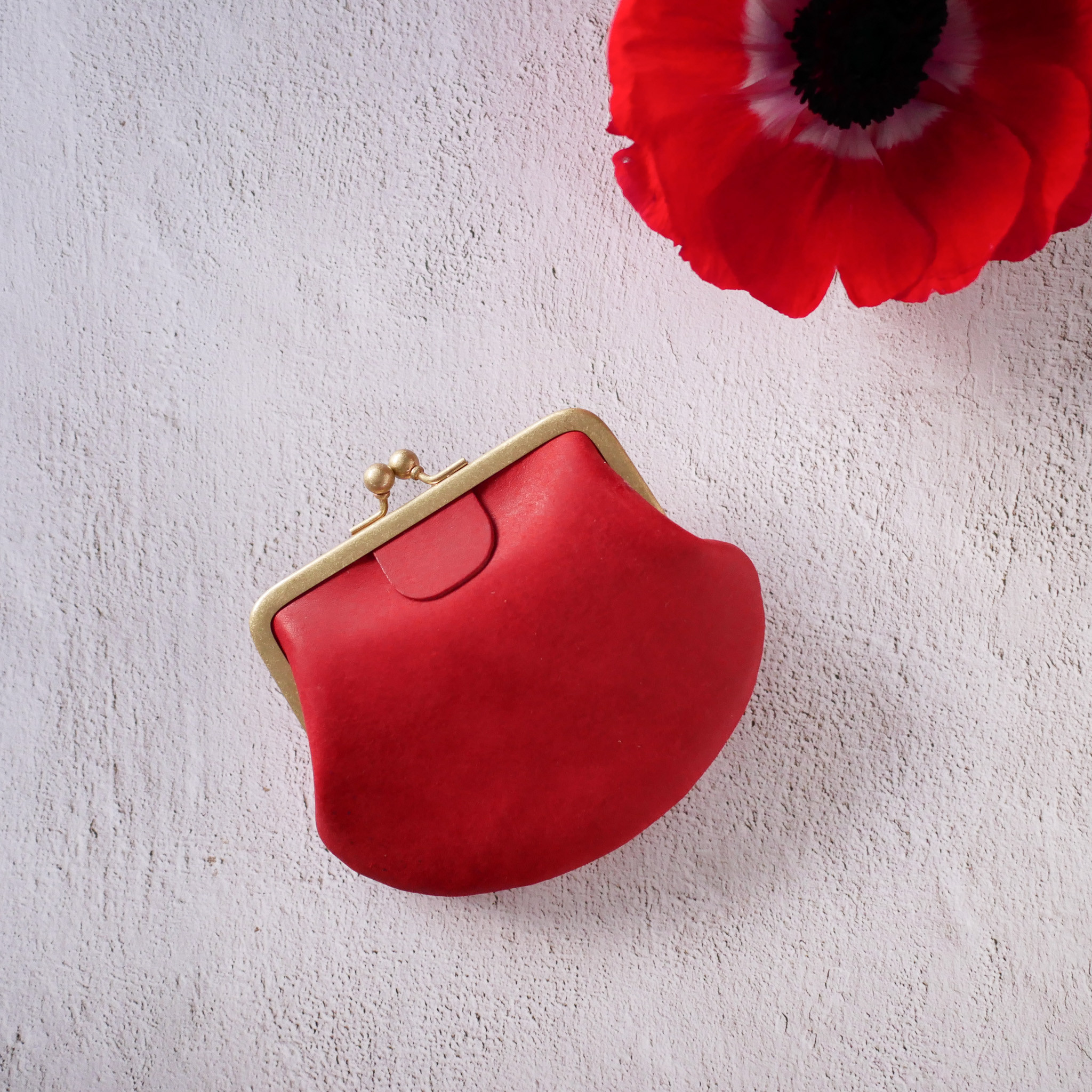 素朴な表情が魅力「クラッシックながまぐち財布・M」　レッド