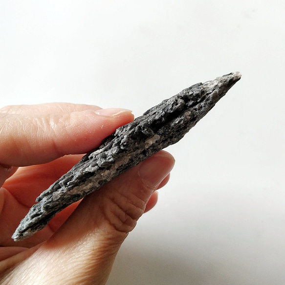 ビッグサイズ箒◇ブラックカイヤナイト原石86mm 天然石 HAYSTONE 通販 