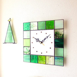 25㎝角・ステンドグラスの掛時計・モザイクk25（新緑の季節のグリーン系） 2枚目の画像
