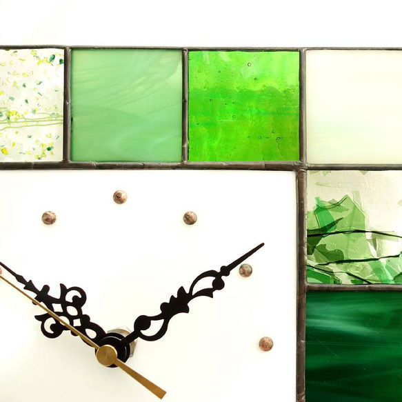 25㎝角・ステンドグラスの掛時計・モザイクk25（新緑の季節のグリーン系） 6枚目の画像