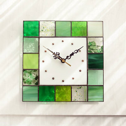 25㎝角・ステンドグラスの掛時計・モザイクk25（新緑の季節のグリーン系） 1枚目の画像