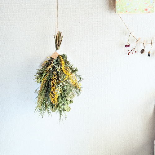 ミモザとローズマリー、白スターチスを使ったナチュラルなドライ