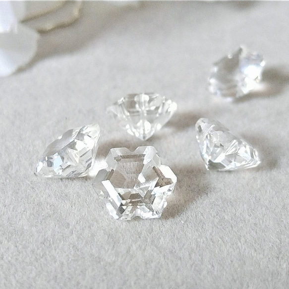 天然石　高透明　水晶　１個　宝石カット　雪の結晶型 2枚目の画像