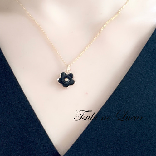 黒の小さなお花のネックレス ネックレス・ペンダント 月のLueur