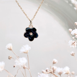 黒の小さなお花のネックレス 6枚目の画像