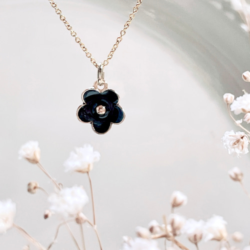 黒の小さなお花のネックレス ネックレス・ペンダント 月のLueur