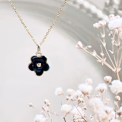 黒の小さなお花のネックレス ネックレス・ペンダント 月のLueur