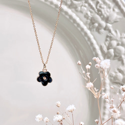 黒の小さなお花のネックレス 5枚目の画像