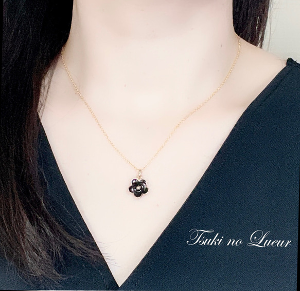 黒の小さなお花のネックレス ネックレス・ペンダント 月のLueur